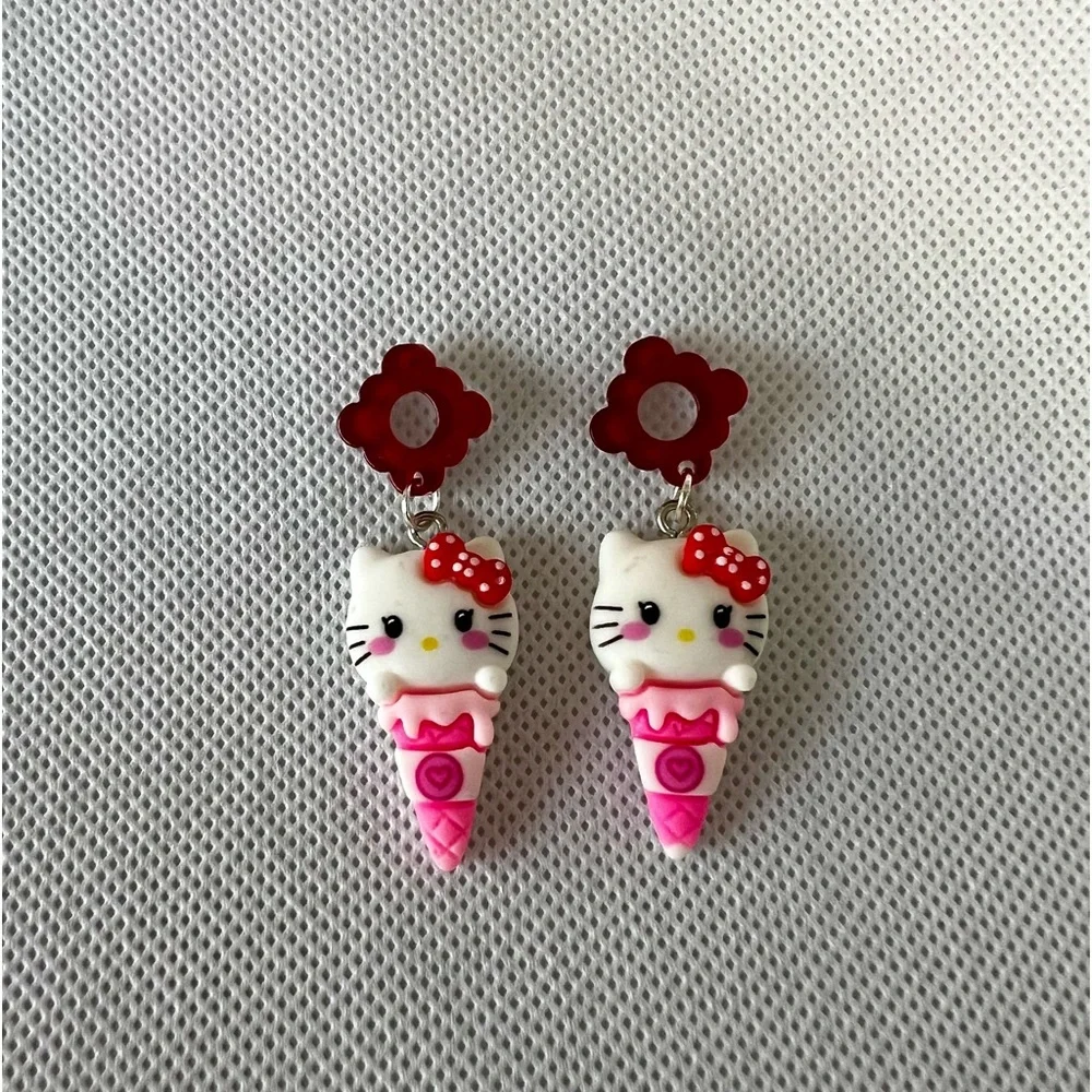Hello Kitty earrings - Picture 2 of 5